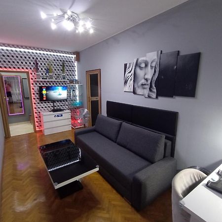 Apartament Venge -Cale Mieszkanie 46M2 Na Wylacznosc - Z Jedna Sypialnia I Jednym Sypialno-Salonem -3 Pietro Bez Windy- Rezerwacja Bez Karty Kredytowej-Klimatyzacja-Netflix-2 Lozeczka Dzieciece- Bezplatny Parking Publiczny Wrocław Eksteriør bilde